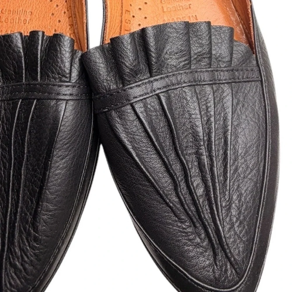 Spring Step Black Leather Pointed Toe Ruffle Loafers‎ Flats Size 7